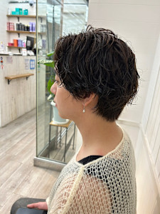 センターパートゆる巻きニュアンスパーマショート - N°Elune 秋田店掲載