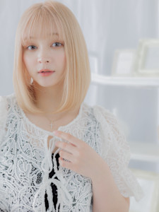 外国人風ホワイトブロンド切りっぱなしボブディ　シルバーベージ - mod's hair【モッズヘア】上尾/上尾西口店掲載