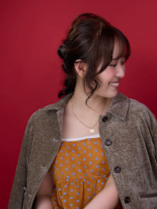 Fluffy Greige｜透け感が際立つ抜け感アップ - UNE ATTACHE掲載