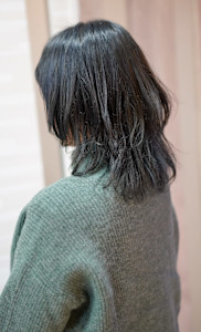 ダークシルバー 外はねミディ - mouf -hair&eyelash-掲載