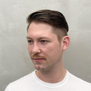 サイドパートスタイル