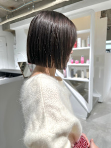 切りっぱなしボブ丸くないボブ大人ボブラベンダーグレージュ艶感 - YOKE掲載