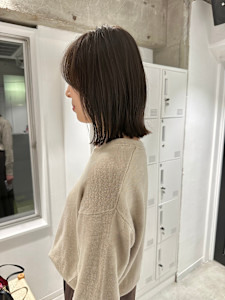 切りっぱなしボブ外ハネボブくびれ大人ボブアッシュベージュ艶感 - YOKE掲載