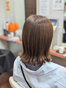 秋の装い、艶めくターコイズカラーと安定の外ハネボブ