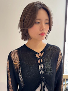 【YOKE】切りっぱなしボブ外ハネボブレイヤーボブカーキ - YOKE掲載