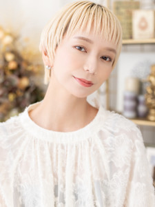 オン眉ホワイトブロンド小顔ショートウルフ抜きっぱなしブロン　 - COVER HAIR bliss 【カバー ヘア ブリス】川口/ららテラス川口東口駅前店掲載