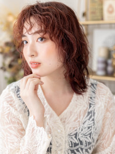 濡れ髪くるくるパーマミディアムボブウルフ　バーガンディ - COVER HAIR bliss 【カバー ヘア ブリス】川口/ららテラス川口東口駅前店掲載