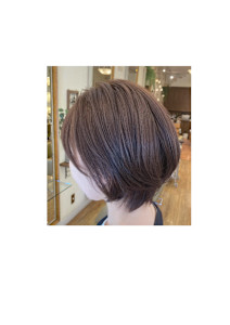 前髪あり・首元すっきりのナチュラルショート - hairgarden Hug掲載