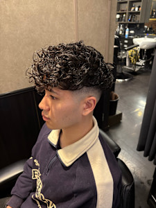 スペインカール スキンフェード - Bro Tokyo BARBERSHOP 神田店 MEN'S専門理容室掲載