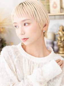 オン眉ホワイトブロンド小顔ショートウルフ　シルバーベージュ - COVER HAIR bliss【カバーヘア ブリス】戸田公園/戸田公園西口店掲載