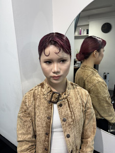 タイトヘア/シニヨン/結婚式お呼ばれヘア/赤髪/ボルドー - AO。掲載