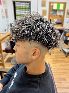 ハードツイストスパイラルパーマホワイトハイライト