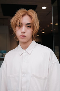 色気あるハイトーンミディアムメンズボブ