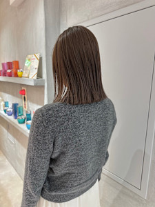 切りっぱなしボブ外ハネ大人ボブ髪質改善アッシュグレージュ艶髪 - YOKE掲載