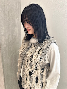 外ハネボブ顔周りレイヤーボブダークアッシュグレージュ艶髪 - YOKE掲載