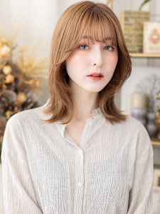 インナーカラーベージュゴールドくびれミディ　バタフライカット