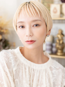 オン眉ホワイトブロンド小顔ショートウルフ　レイヤーショート