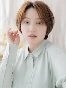 センターパート小顔ショートカットレイヤー　ボブレイヤー