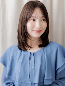顔周りレイヤーミディアム前下がりハッシュカット30代40代