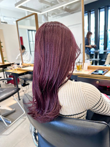 ボルドーカラーのゆる巻きロング