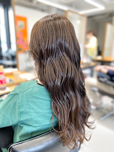 こっくりグレージュカラーの艶ロング