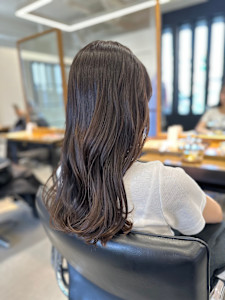 【赤み消し】透明感オリーブグレージュカラーの艶セミディ