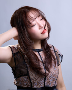 冬の光をまとうラベンダーグレージュ