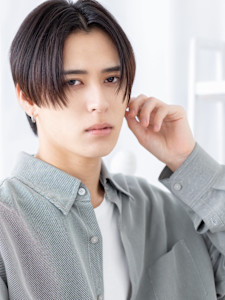 デコ出しツーブロック黒髪テクノカットセンターパートショート　