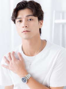 ビジネスにも◎黒髪リバースセンターパート　フェザーパーマ