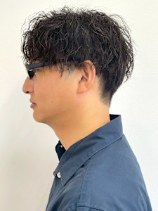 ツーブロックマッシュ 波巻きパーマ センターパート