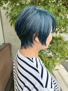 くすみターコイズの抜け感ショート