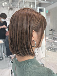 ハイライトたっぷりの無造作ボブ