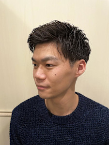 ツーブロックアイロンパーマ束感アップバングショート