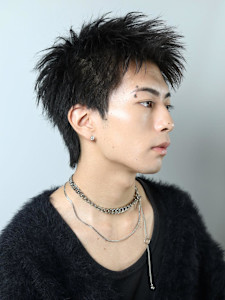 黒髪スパイキーパーマ