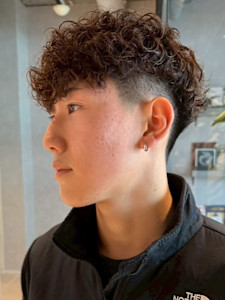 スペインカール 眉毛カット 刈り上げ 束感 メンズパーマ - Men's Salon bloc掲載