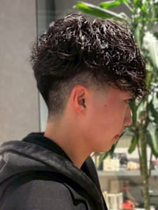 スペインカール 眉毛カット 刈り上げ 束感 メンズパーマ - Men's Salon bloc掲載