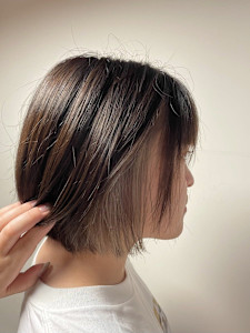 インナーカラーベージュ×ボブ