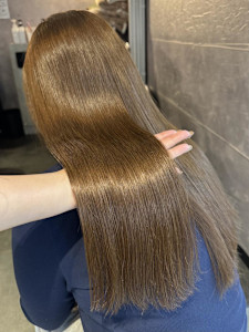 《鈴木茉奈》オリーブベージュ/カラーオンカラー - elu by lovis掲載