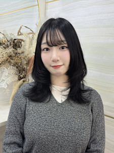 《高橋亜美》アッシュブラック/ハッシュカット - elu by lovis掲載