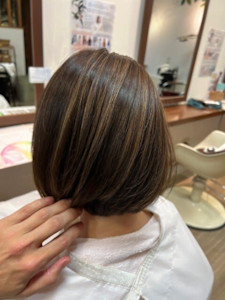 白髪ぼかしハイライト×ボブ - chill out 南塚口本店掲載