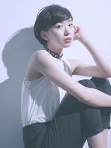 黒髪クラゲヘアーオリーブグレー小顔ココアベージュショート