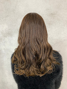 レイヤーカット・オリーブベージュ・ウェーブヘア - Casii 【カシー】掲載