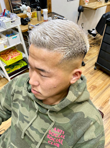 スキンフェードカットシルバーヘア