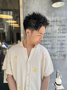 束感際立つ！エッジの効いたスパイキーショート