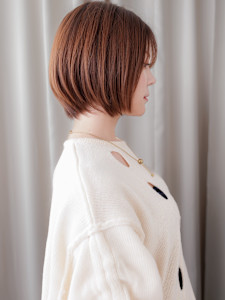 オレンジベージュ艶感ストレート前下がり丸みボブ20代30代