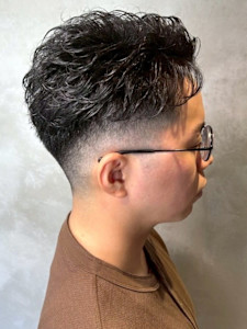 ナチュラルパーマ フェードカット束感 黒髪ショート 20代 - 全室完全個室 THIS IS BARBER 4th掲載