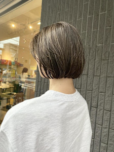 大人の上品ハイライトボブ