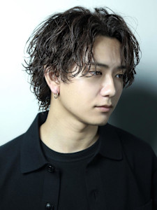 ミディアムセンターパートツイストスパイラルパーマ