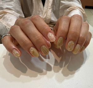 薄グリーン×ゴールド　ニュアンスネイル - La Sente みのおキューズモール掲載