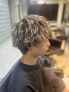 茶髪波巻きパーマ×メッシュ - Stilla smooth掲載